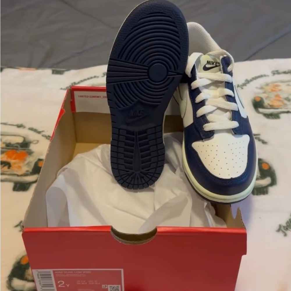 Nike kid Navy and White Sneakers - Picture 9 of 10